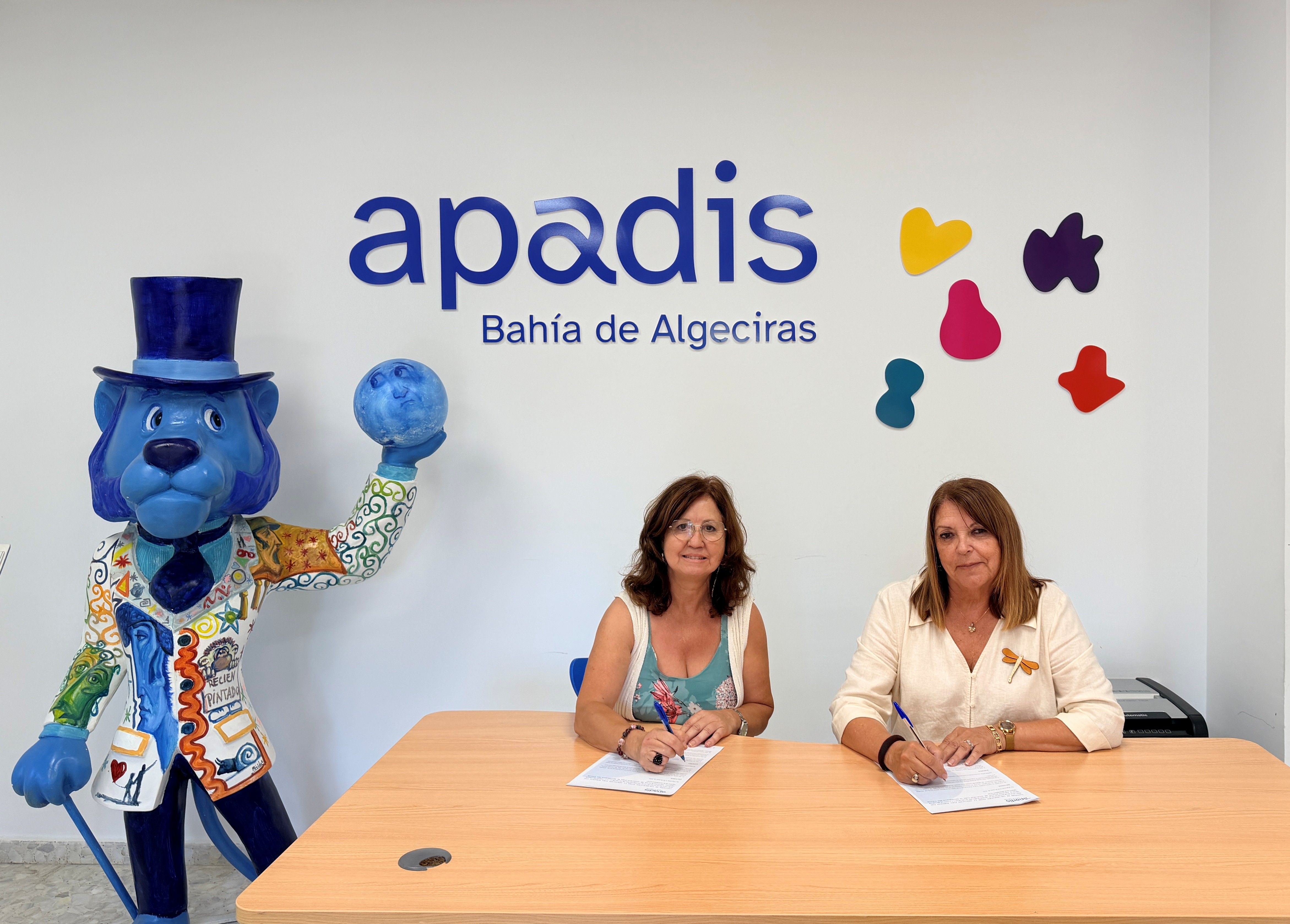 Josefa a izquierda y Mª Carmen Portillo a la derecha. Apadis y la Unidad de Salud Mental Infanto-Juvenil renuevan su colaboración