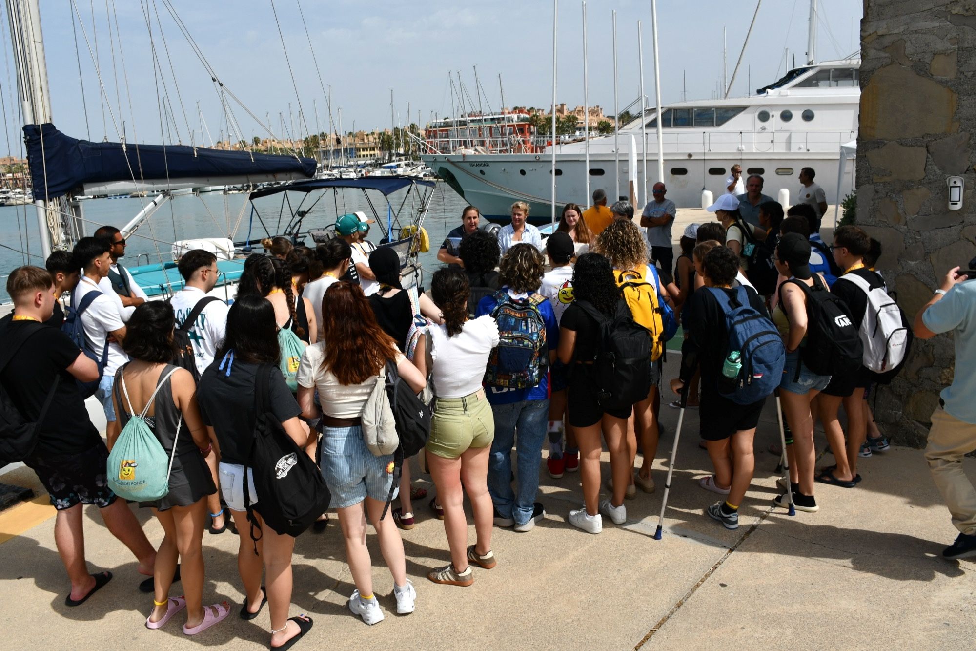 Puerto Sotogrande regala una jornada de mar a 27 jóvenes pacientes oncológicos