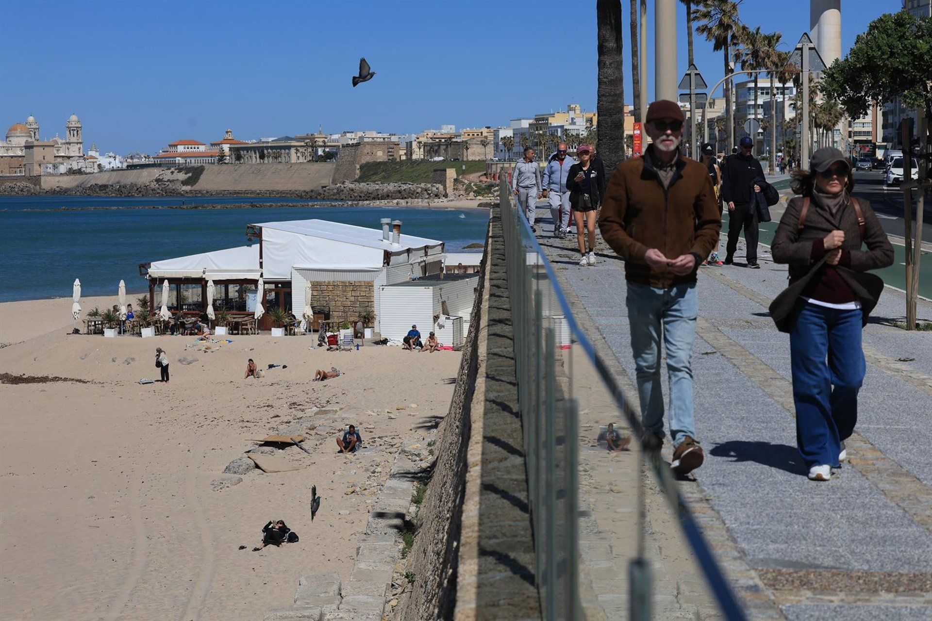 Tarifa, entre los municipios afectados por la sentencia que obliga a desmontar 24 chiringuitos tras el verano - Nacho Frade - Europa Press - Archivo