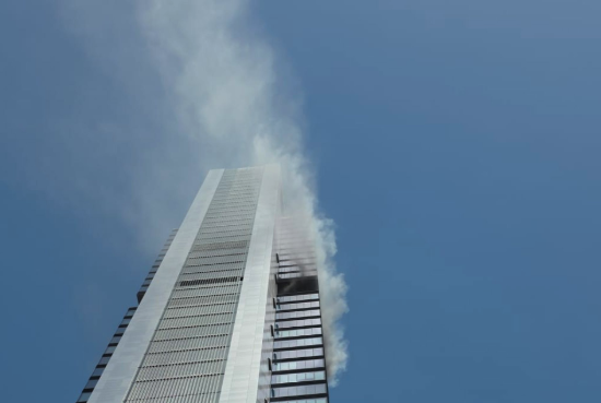 Columna de humo por un incendio en la torre Moeve, en Madrid - CEDIDA A EP Columna de humo por un incendio en la torre Moeve, en Madrid - CEDIDA A EP