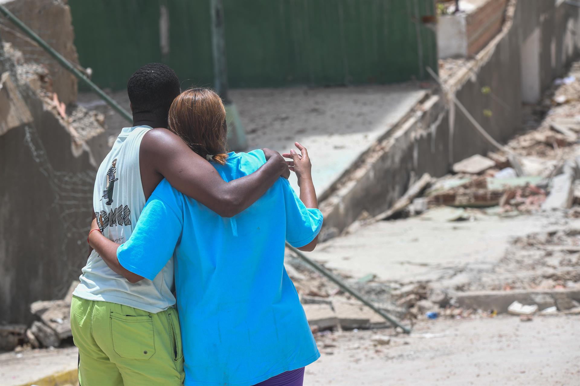 Dos personas se abrazan, tras observar los estragos de los terremotos - Europa Press/Contacto/Marcos Salgado Titular: Las autoridades de Venezuela elevan a 235 los muertos y a más de 4.300 los heridos por el doble terremoto