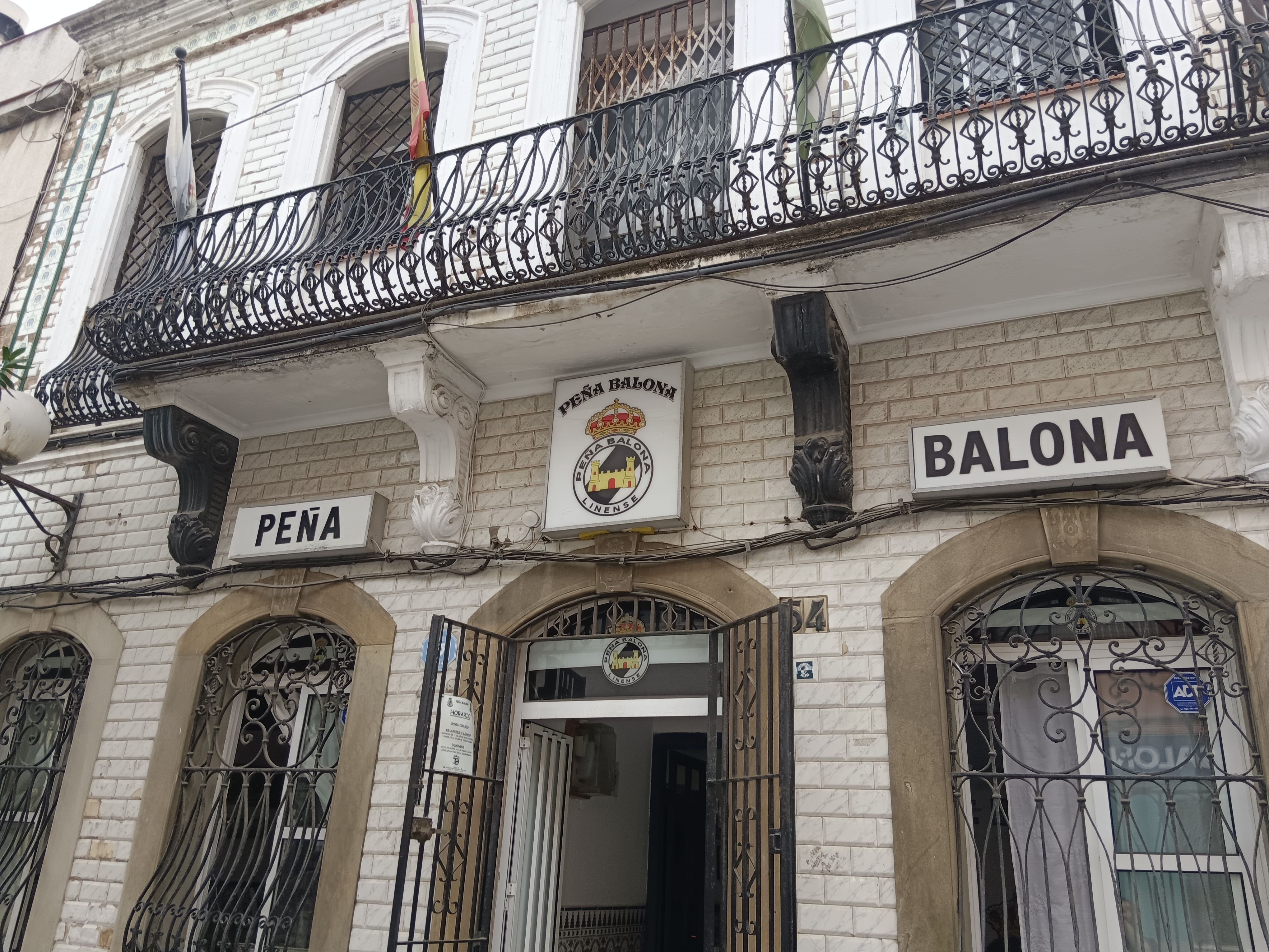 La Peña Balona, medio siglo de historia albinegra en pleno corazón de La Línea