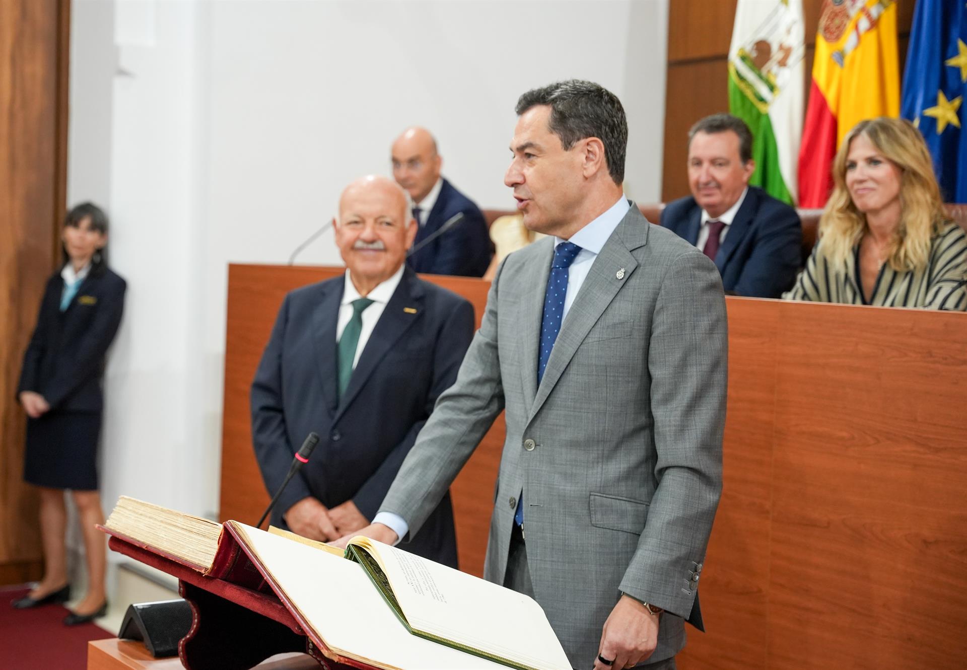 El presidente en funciones de la Junta de Andalucía, Juanma Moreno, jura acatar la Constitución y el Estatuto de Autonomía tras la elección de la Mesa del Parlamento. A 11 de junio de 2026. (Foto de archivo). - María José López - Europa Press
