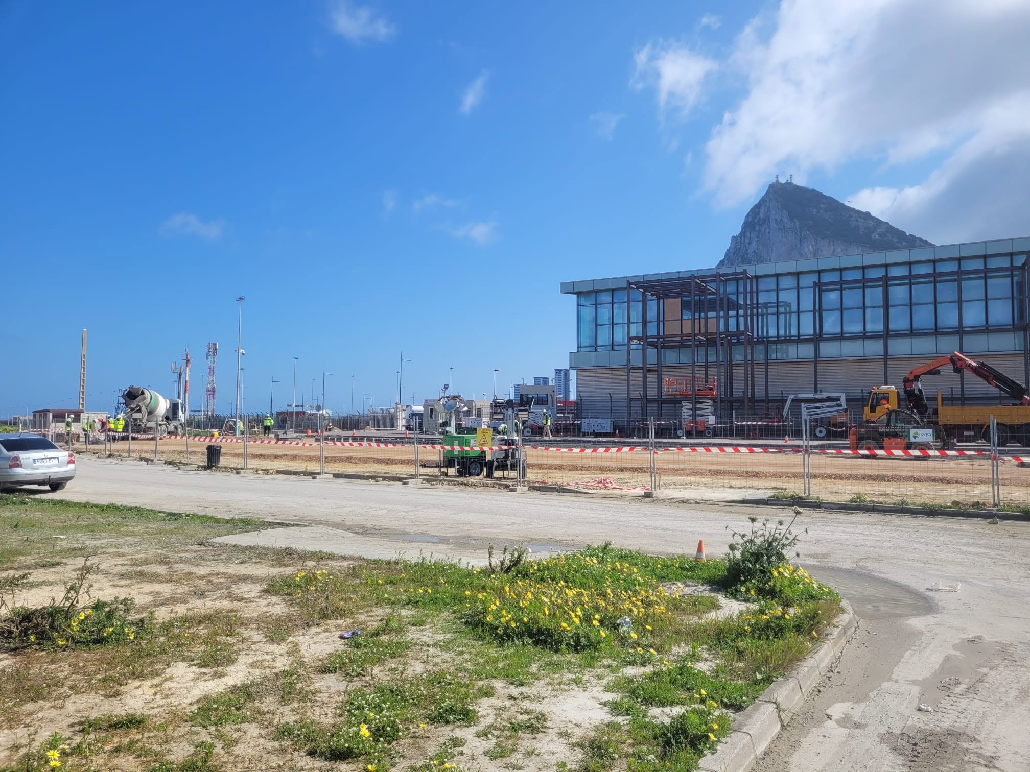 Las obras en el lado gibraltareño de la frontera terminan antes de lo previsto. Imagen de las obras vistas desde La Línea.