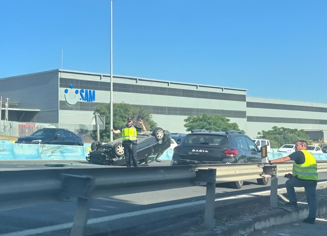 Imagen del Ayuntamiento de Algeciras. Herida una persona tras el vuelco de su vehículo por una colisión en la A-7 de Algeciras Imagen del Ayuntamiento de Algeciras. Herida una persona tras el vuelco de su vehículo por una colisión en la A-7 de Algeciras