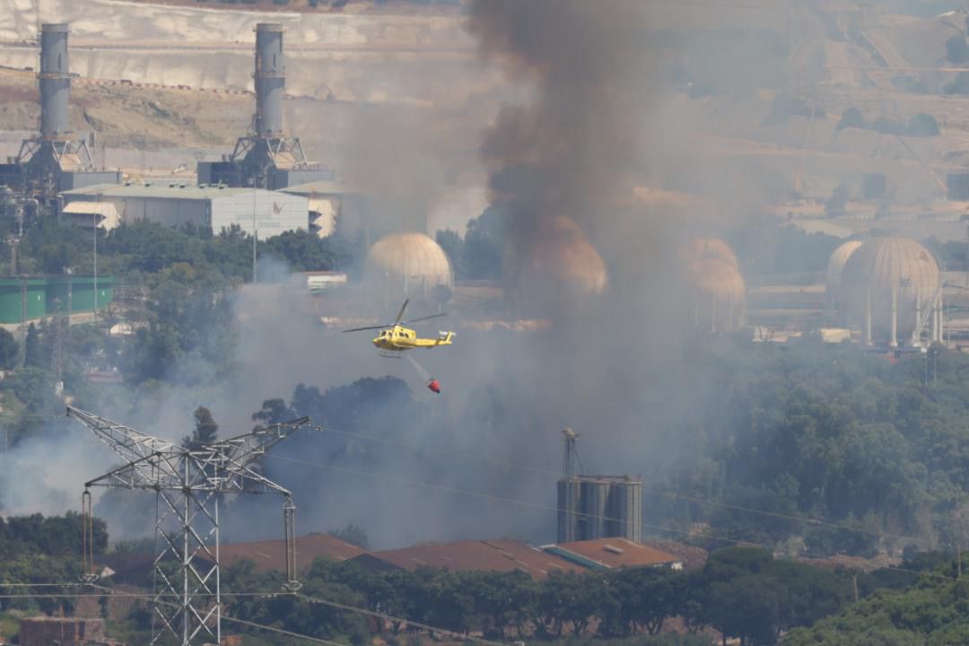 Incendio de vegetación urbana en Taraguilla obliga a movilizar a los servicios de emergencia
