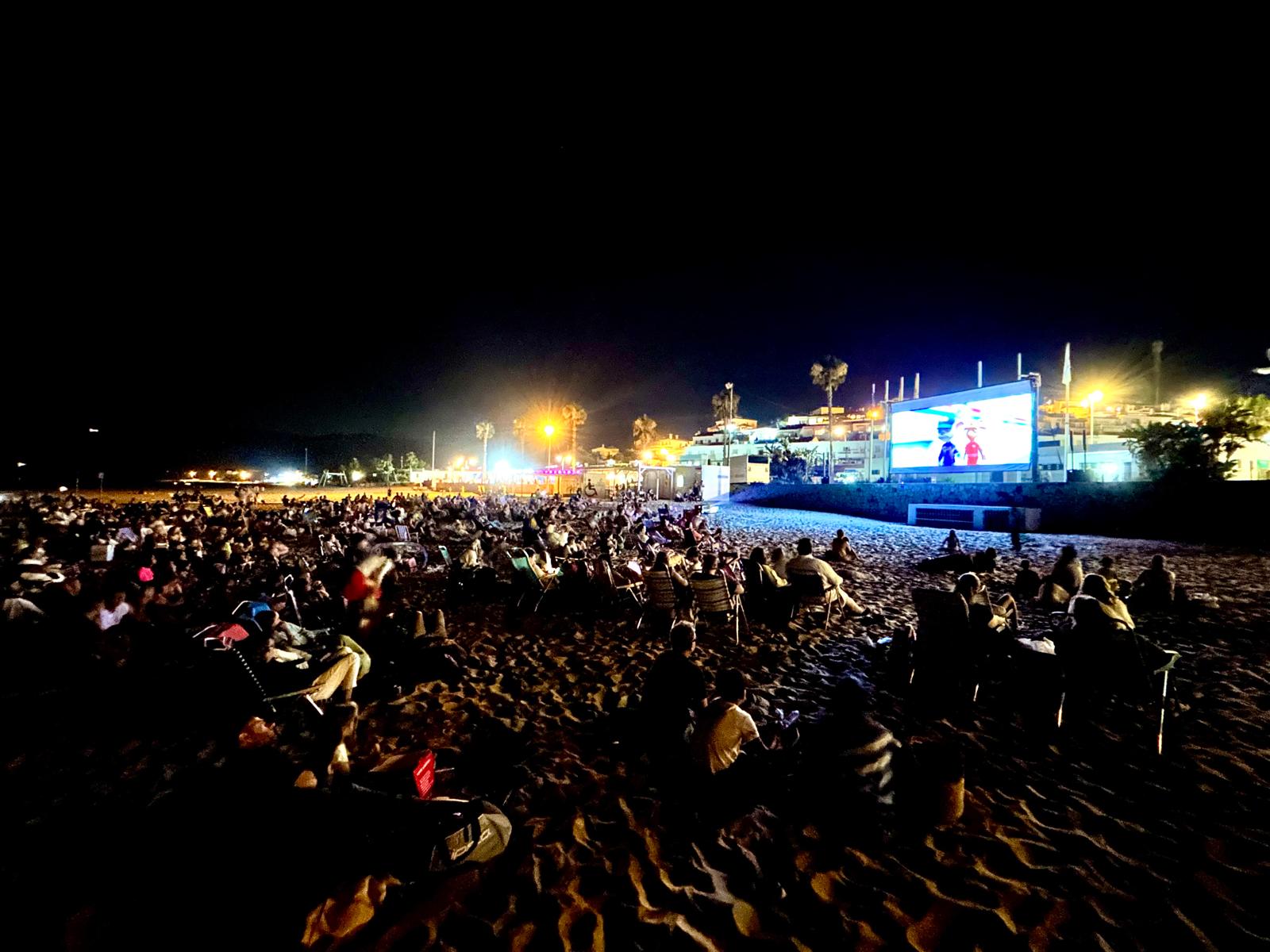 Gran afluencia de público durante la primera sesión del Cine de Verano en la playa de Getares 