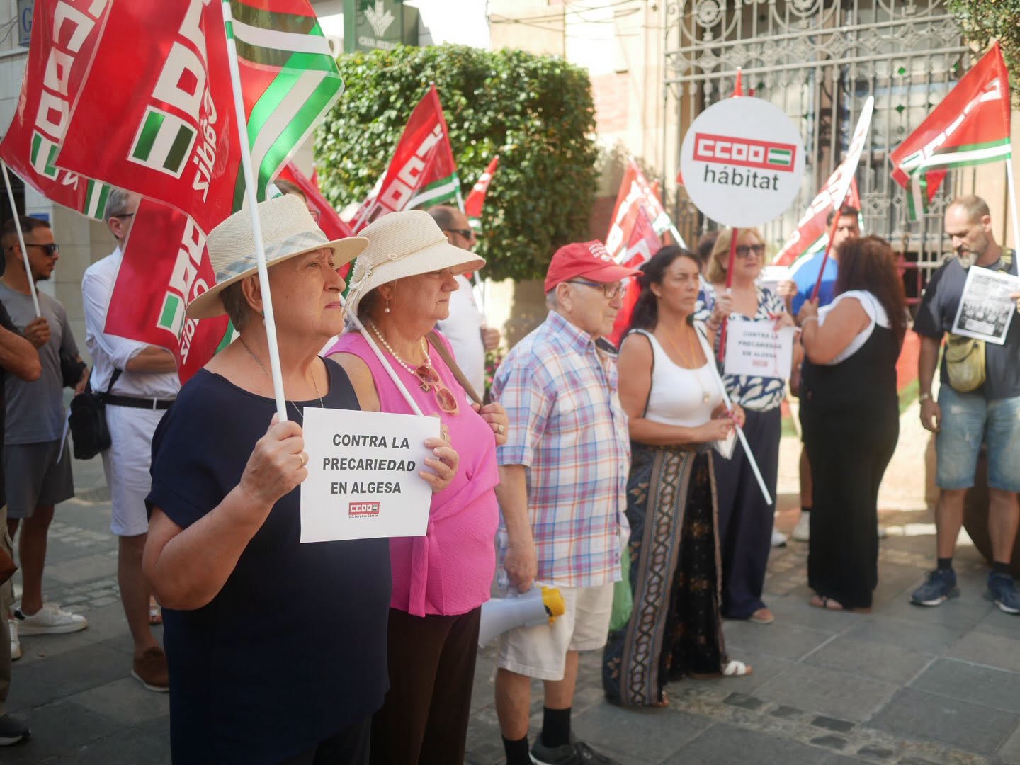 Imagen de Javier Romero Garófano / 8Directo. CCOO se concentra a las puertas del Ayuntamiento de Algeciras en demanda de los derechos del colectivo de la empresa pública Algesa.