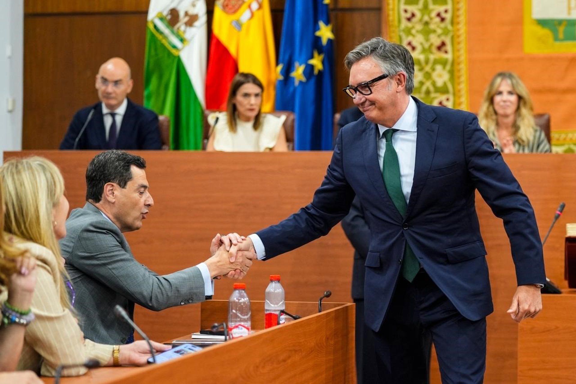 Juanma Moreno y Manuel Gavira, el pasado 11 de junio, en la sesión constitutiva del Parlamento andaluz - JOAQUÍN CORCHERO-EUROPA PRESS