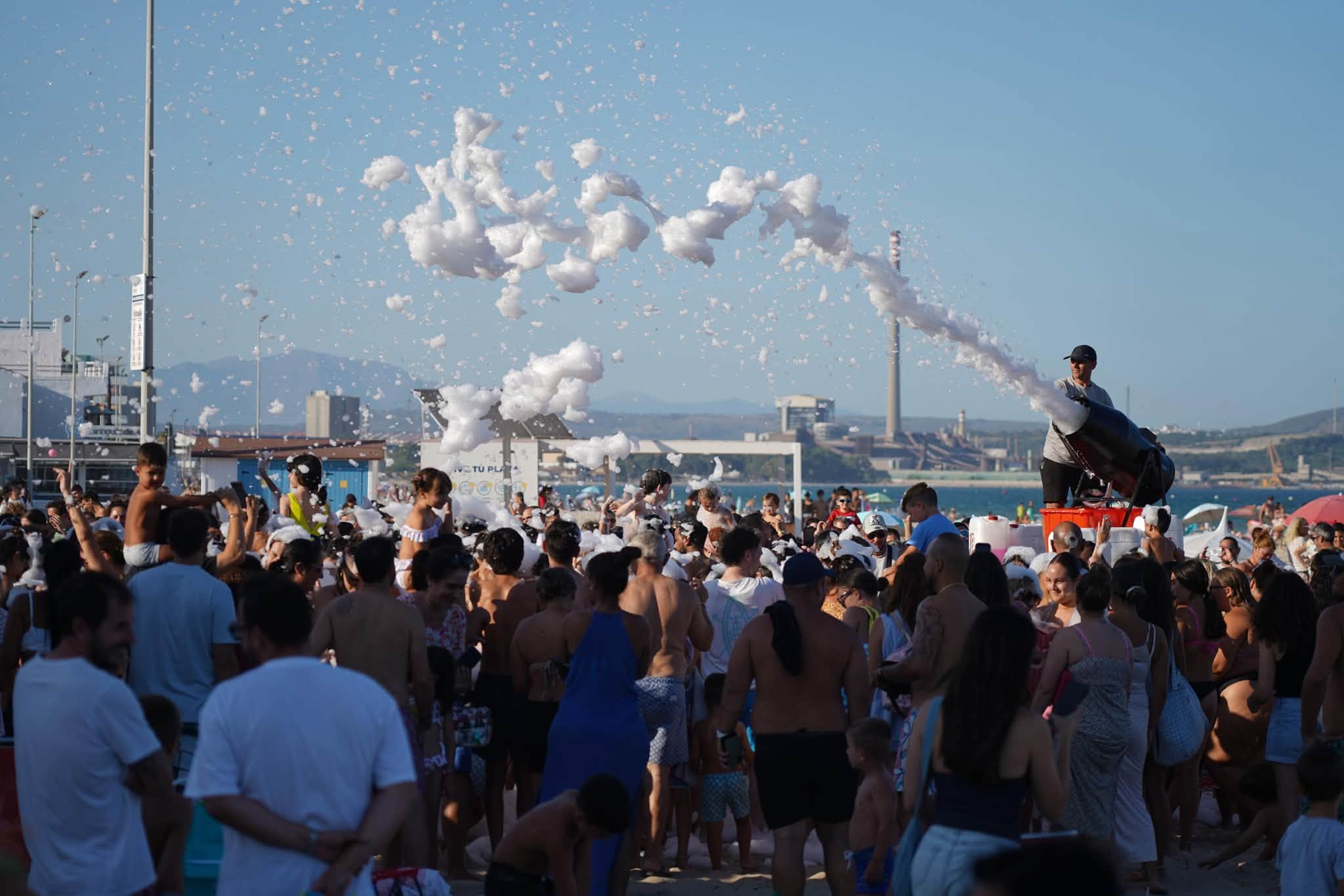 La Fiesta de la Espuma de Algeciras reúne a cientos de jóvenes en la playa de El Rinconcillo. Foto: Facebook José Ignacio Landaluce