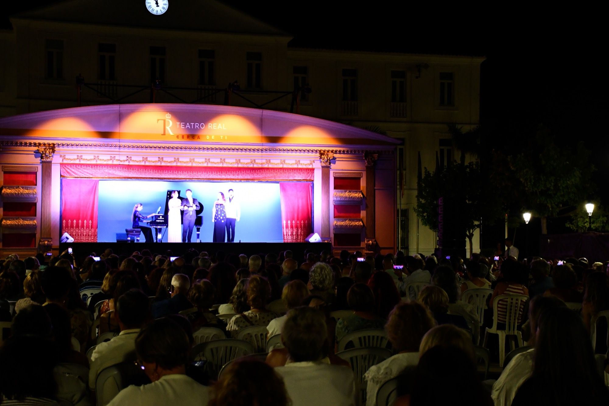La Carroza del Teatro Real conquista San Roque con la mejor lírica en una noche espectacular