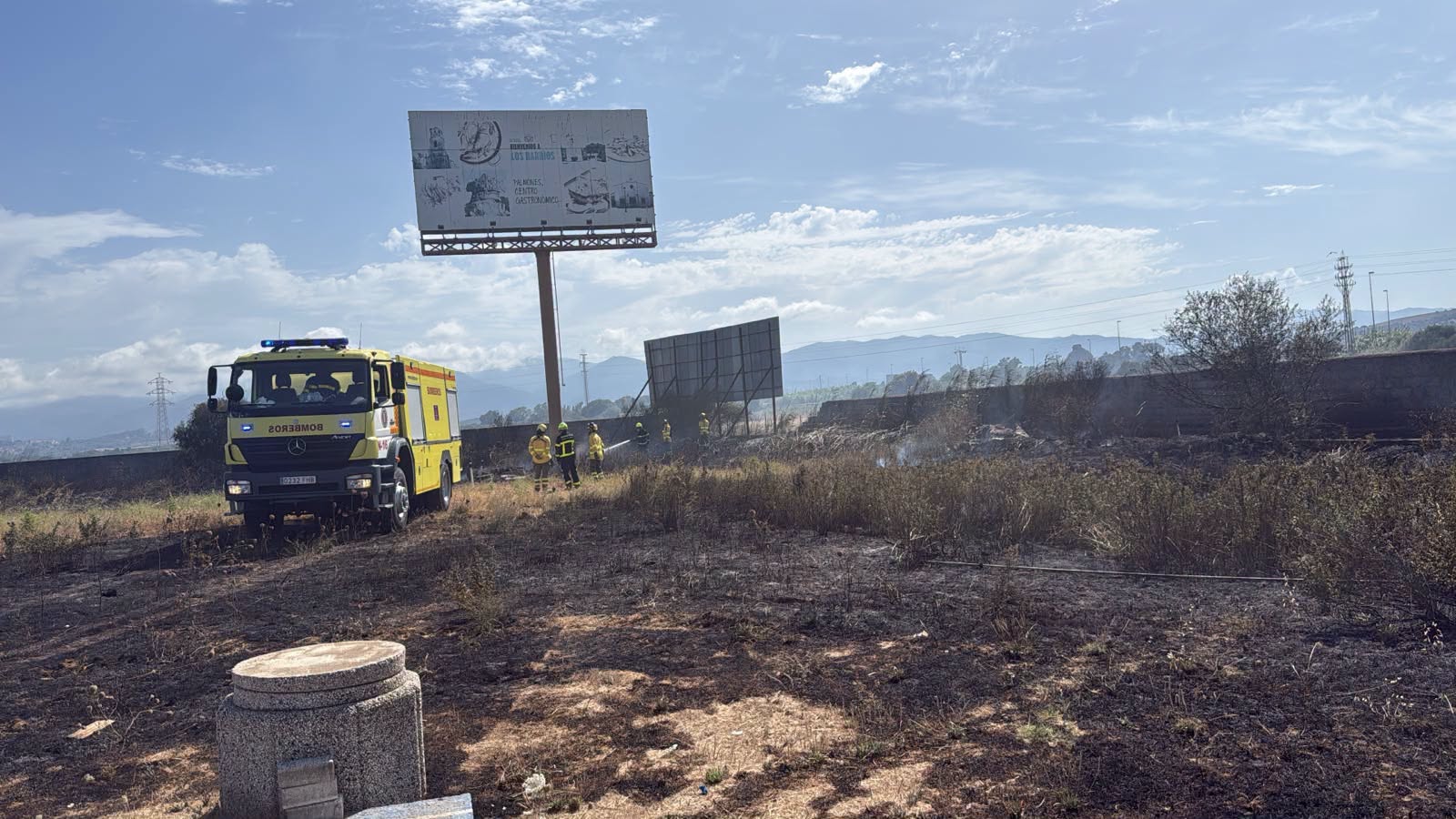 Estabilizado un incendio en un cañaveral situado en la entrada de Palmones