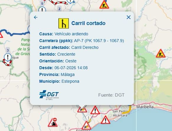 Un camión sale ardiendo en la AP-7 y corta el carril derecho en sentido Algeciras