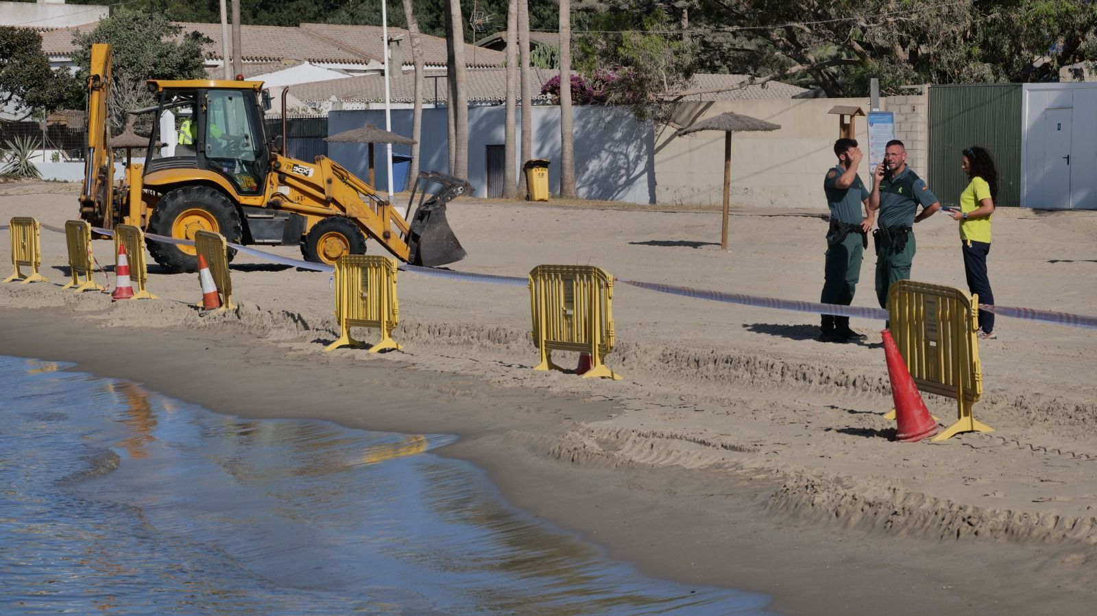 El Ayuntamiento mantiene el dispositivo de limpieza en la playa de Palmones tras el vertido. Foto: Javier Romero / 8Directo El Ayuntamiento mantiene el dispositivo de limpieza en la playa de Palmones tras el vertido. Foto: Javier Romero / 8Directo