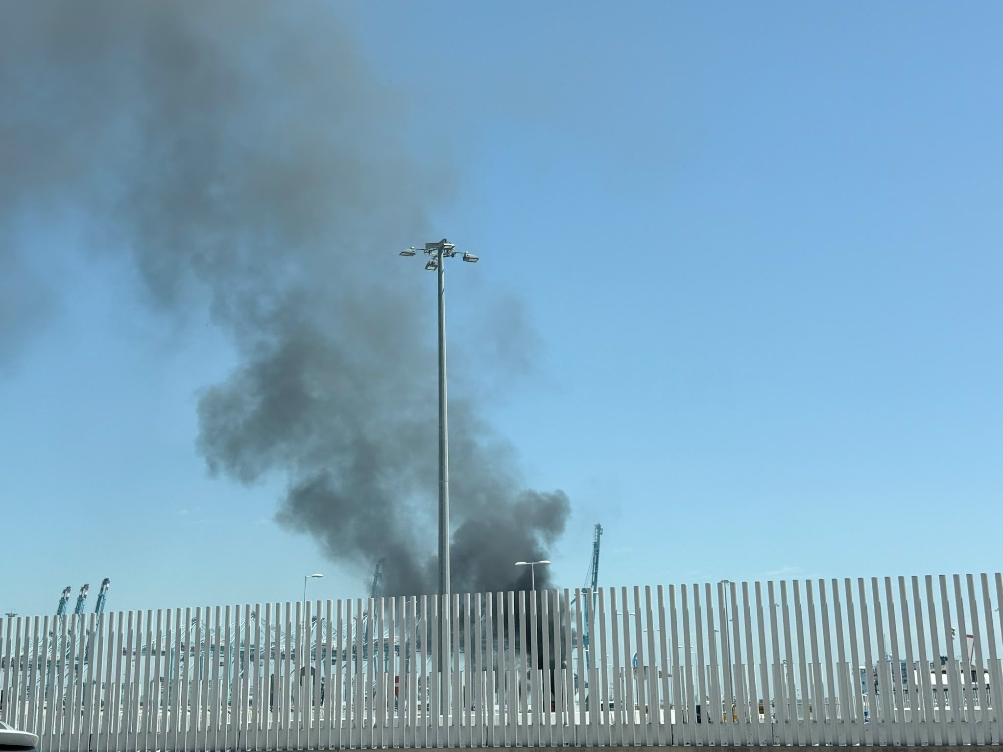 Un camión ha salido ardiendo en la zona del muelle pesquero del Puerto de Algeciras. Foto: 8Directo. Un camión ha salido ardiendo en la zona del muelle pesquero del Puerto de Algeciras. Foto: 8Directo.