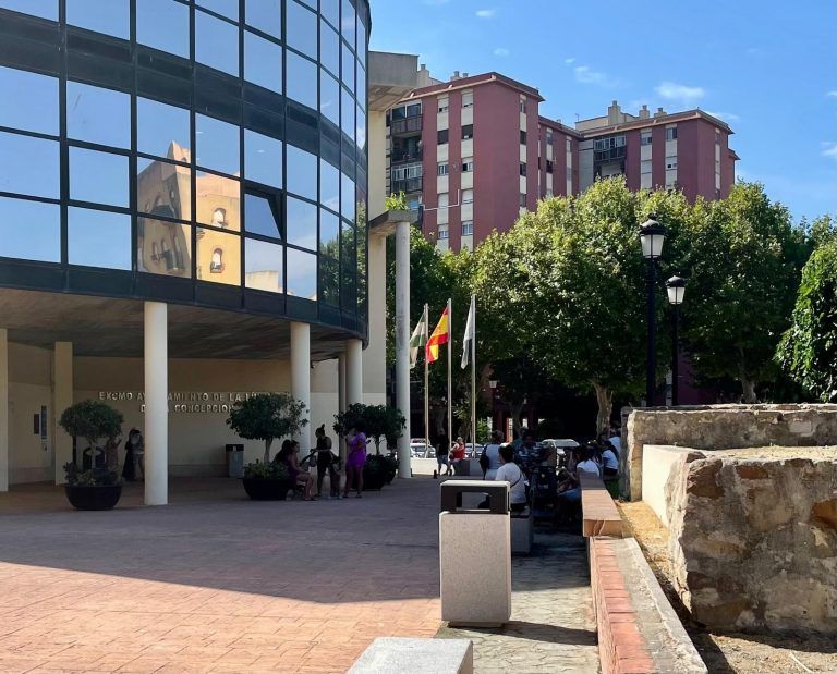 Alrededor de 90 familias se quedan sin luz tras el corte del suministro eléctrico en Las Palomeras Alrededor de 90 familias se quedan sin luz tras el corte del suministro eléctrico en Las Palomeras