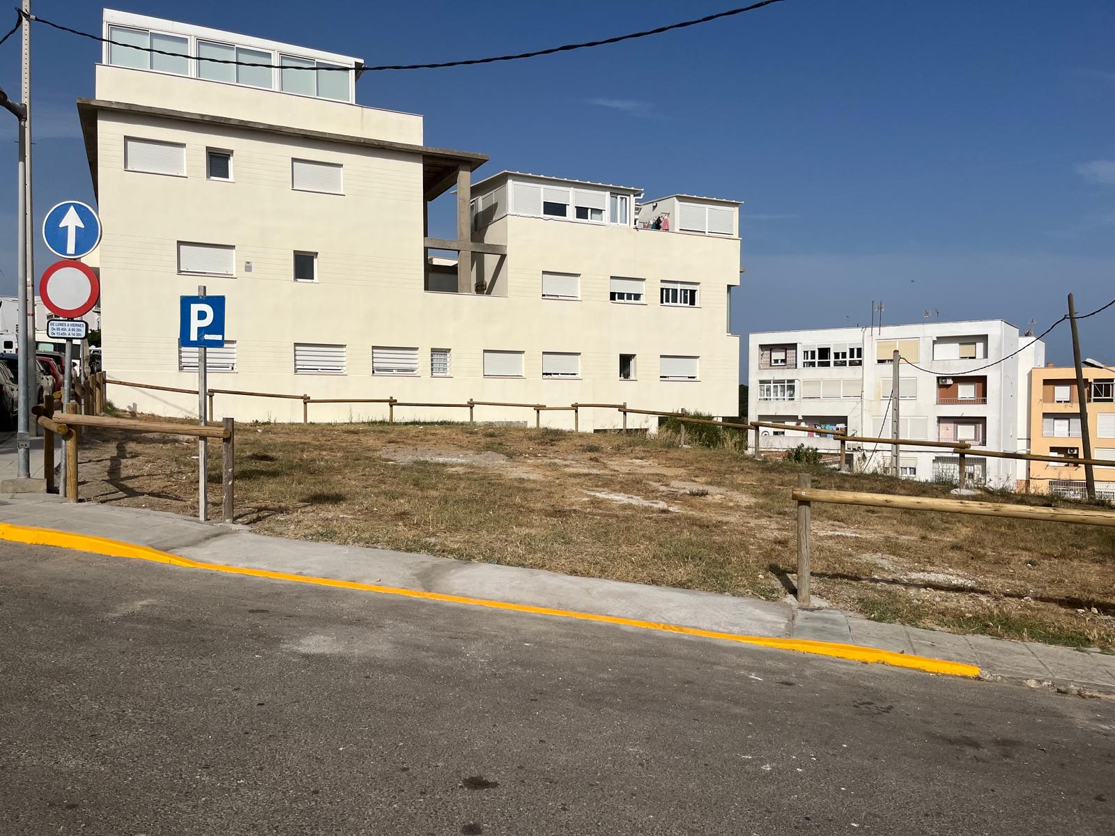 Críticas al ayuntamiento de Tarifa por las medidas para paliar la falta de aparcamientos: "tarde e insuficientes" 