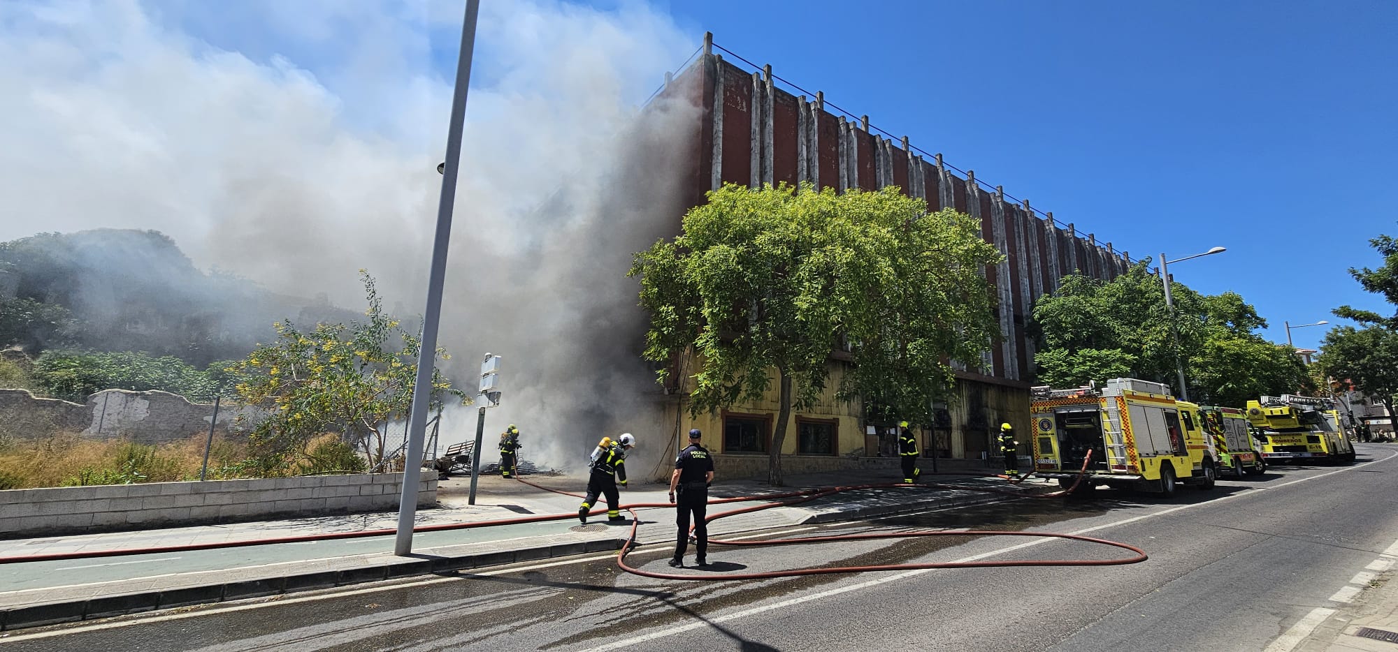 Un edificio abandonado sale ardiendo en la avenida Gesto por la Paz de Algeciras