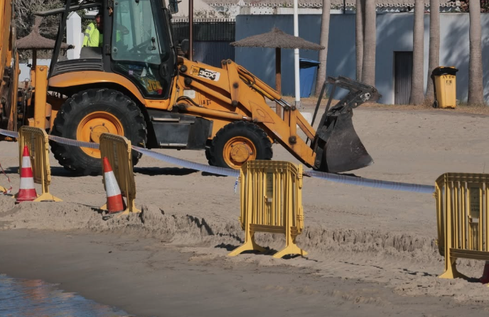 Imagen de archivo durante el dispositivo de limpieza. Abre la zona afectada por el vertido en la playa de Palmones tras informes sanitarios favorables