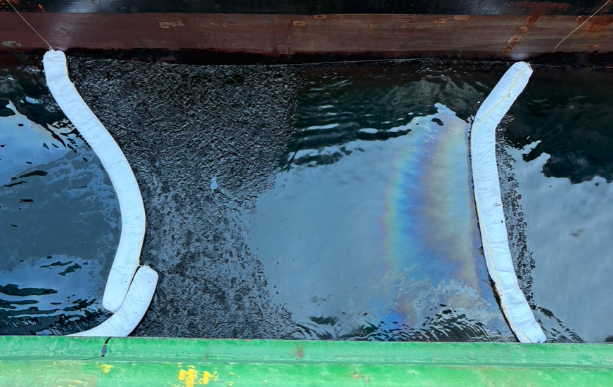 Imagen del vertido originado, antes de su recogida. La Capitanía Marítima de Algeciras exige 200.000 euros al buque responsable del vertido en la playa de Palmones