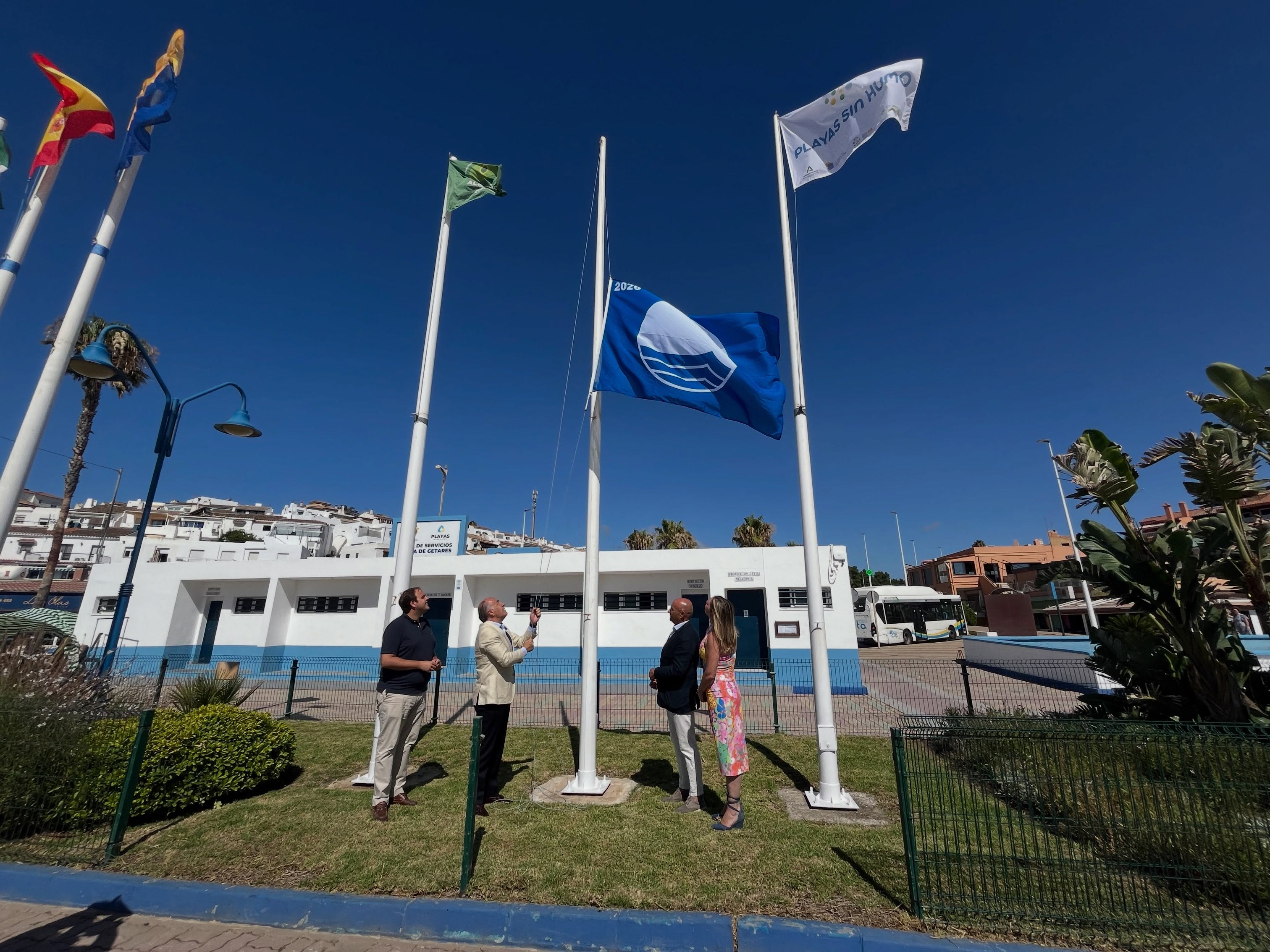 Las autoridades izan la bandera. Getares, 16 años seguidos con Bandera Azul. Foto: Belén Jiménez. Las autoridades izan la bandera. Getares, 16 años seguidos con Bandera Azul. Foto: Belén Jiménez.