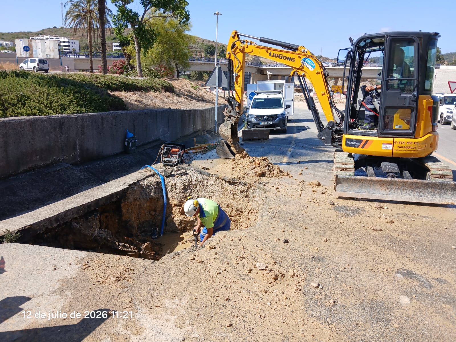 Emalgesa comienza las obras por la avería detectada en la avenida Gesto por la Paz Emalgesa comienza las obras por la avería detectada en la avenida Gesto por la Paz