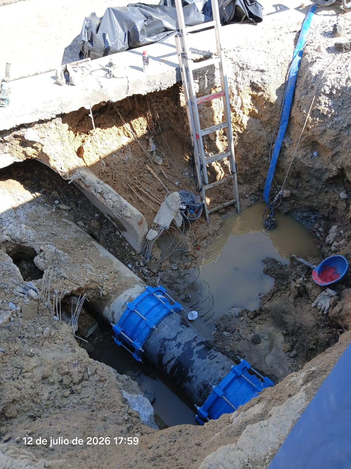 Comienza a volver el suministro de agua tras los trabajos de reparación en la avenida Gesto por la Paz