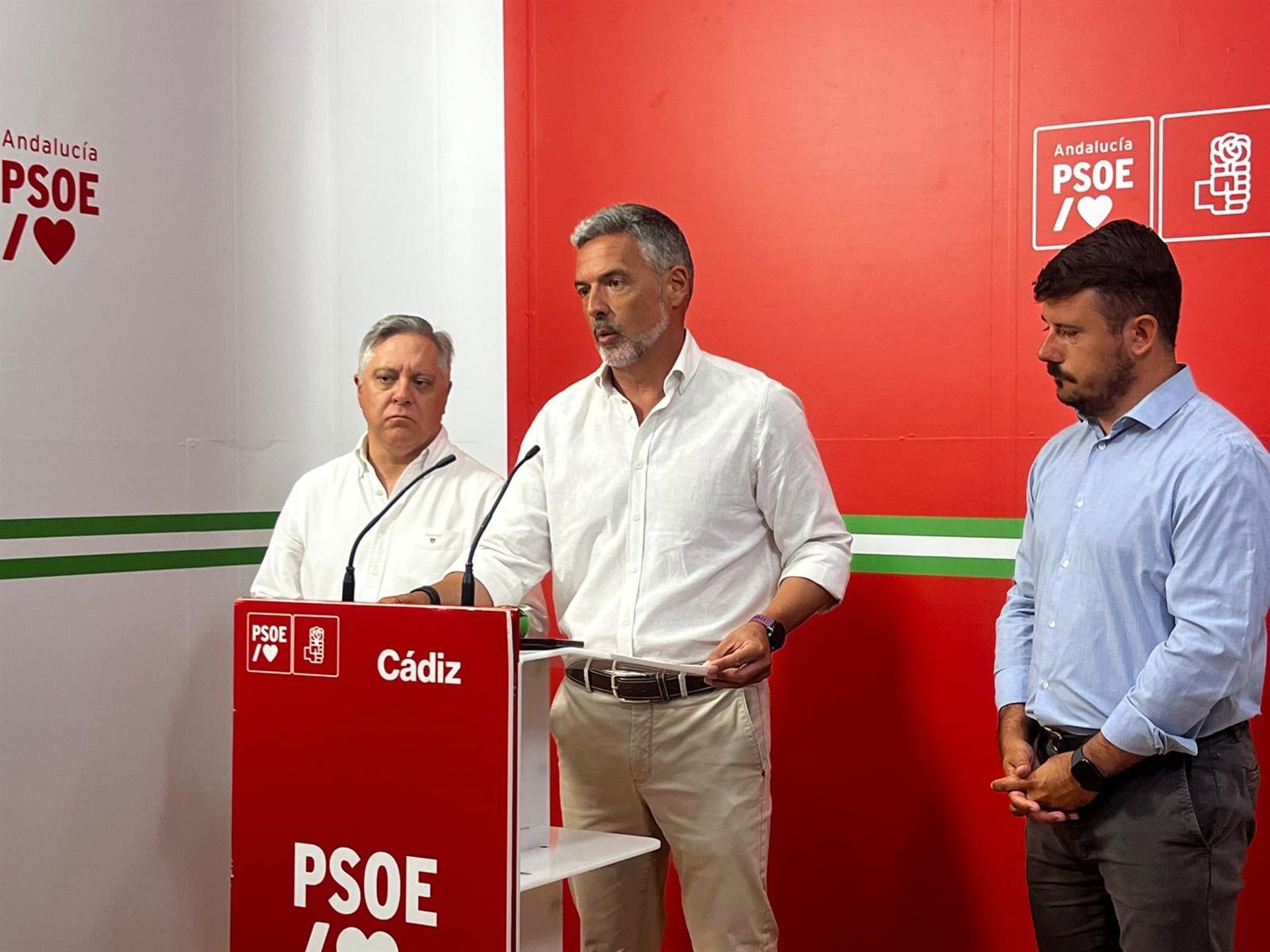El PSOE acusa a la Junta de "abandonar" a los municipios por el alga asiática El PSOE acusa a la Junta de "abandonar" a los municipios por el alga asiática
