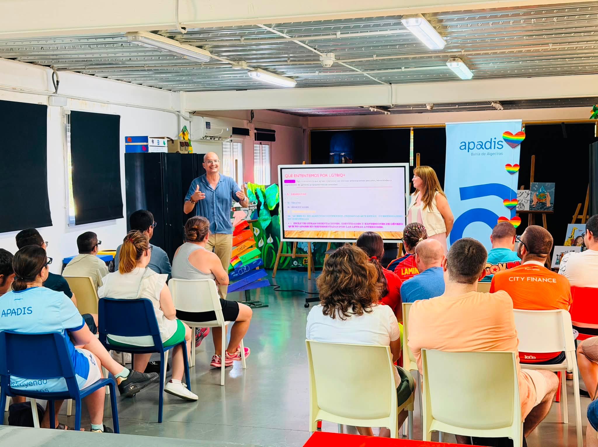 Un taller de sensibilización LGTBI+ acerca los valores de igualdad a las personas usuarias de APADIS Un taller de sensibilización LGTBI+ acerca los valores de igualdad a las personas usuarias de APADIS