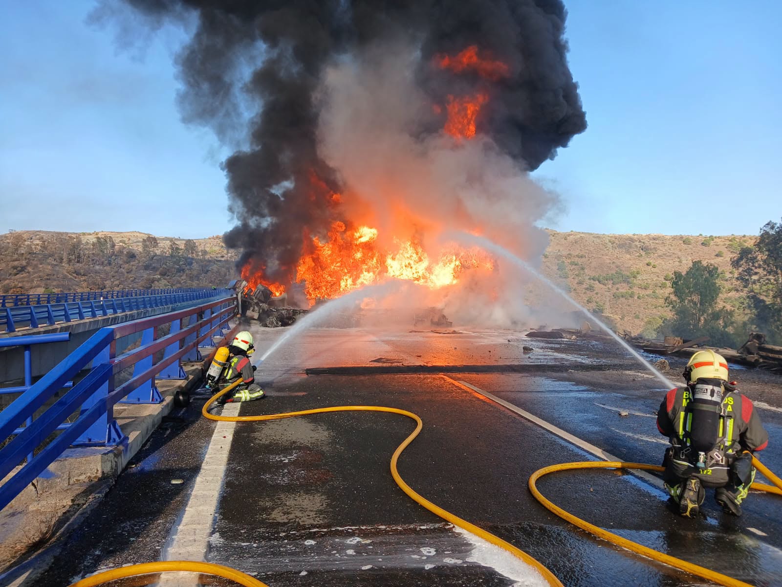 Imagen de bomberos de Marbella. Bomberos evitan que el incendio de un camión cisterna en la AP-7 de Estepona afecte a zona forestal Imagen de bomberos de Marbella. Bomberos evitan que el incendio de un camión cisterna en la AP-7 de Estepona afecte a zona forestal