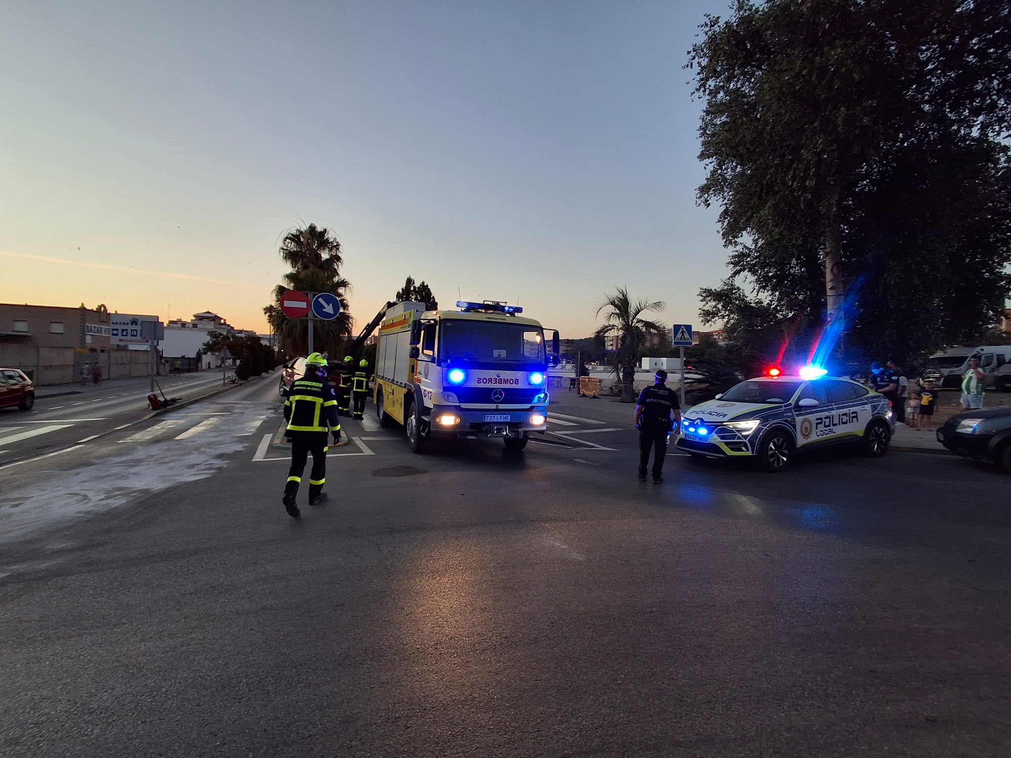 Un conductor, investigado tras derribar una farola bajo los efectos del alcohol en Los Barrios Un conductor, investigado tras derribar una farola bajo los efectos del alcohol en Los Barrios