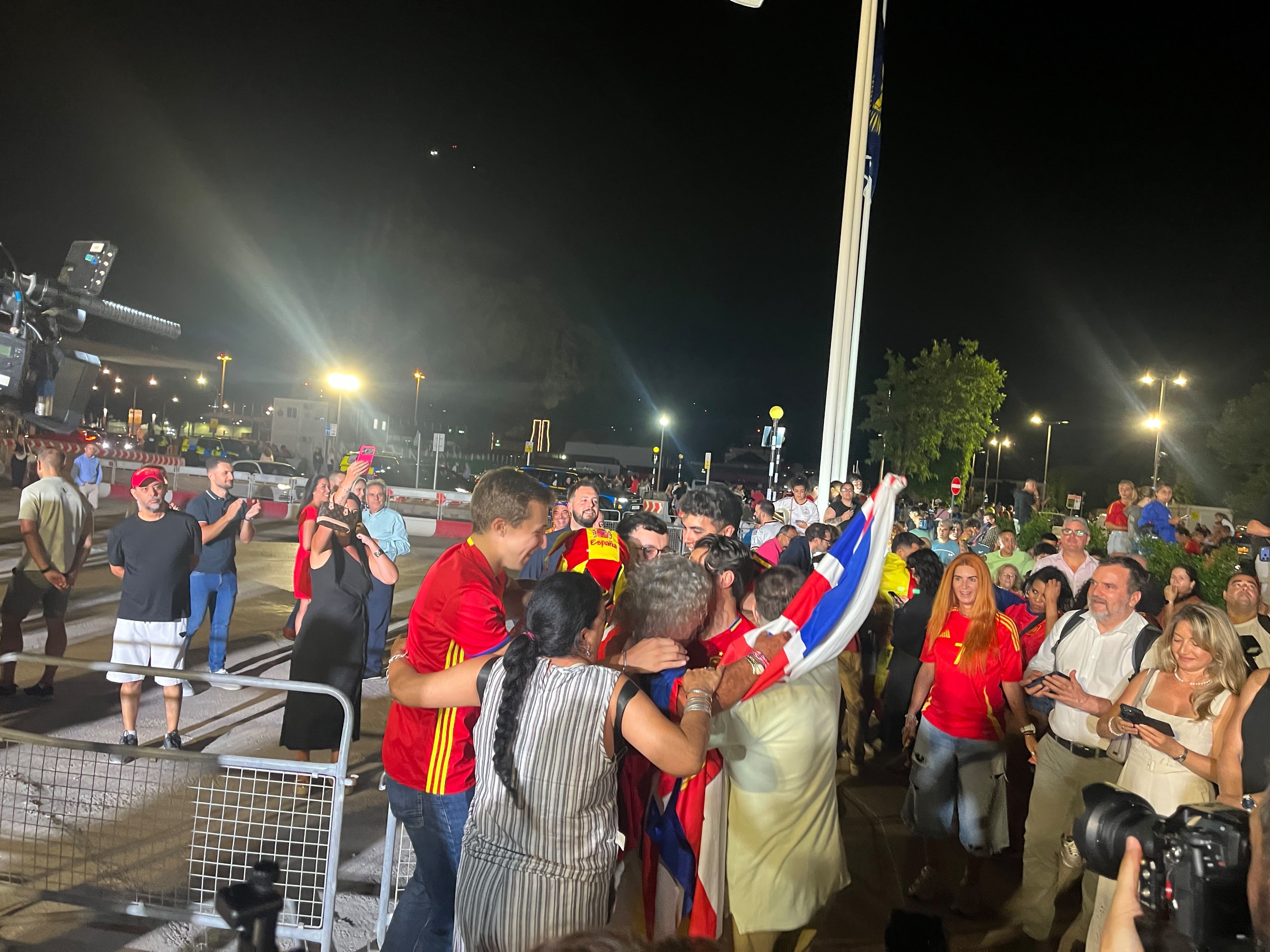 Noche histórica: España y Gibraltar escenifican el fin de la Verja en una ambiente de euforia. Foto: Belén Jiménez. Noche histórica: España y Gibraltar escenifican el fin de la Verja en una ambiente de euforia. Foto: Belén Jiménez.
