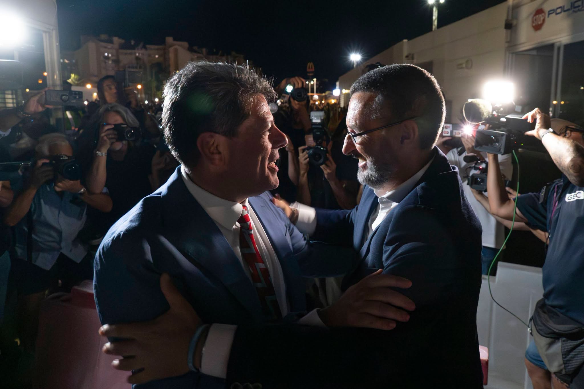 Noche histórica: España y Gibraltar escenifican el fin de la Verja en un ambiente de euforia. Foto: Manolo González. Noche histórica: España y Gibraltar escenifican el fin de la Verja en un ambiente de euforia. Foto: Manolo González.