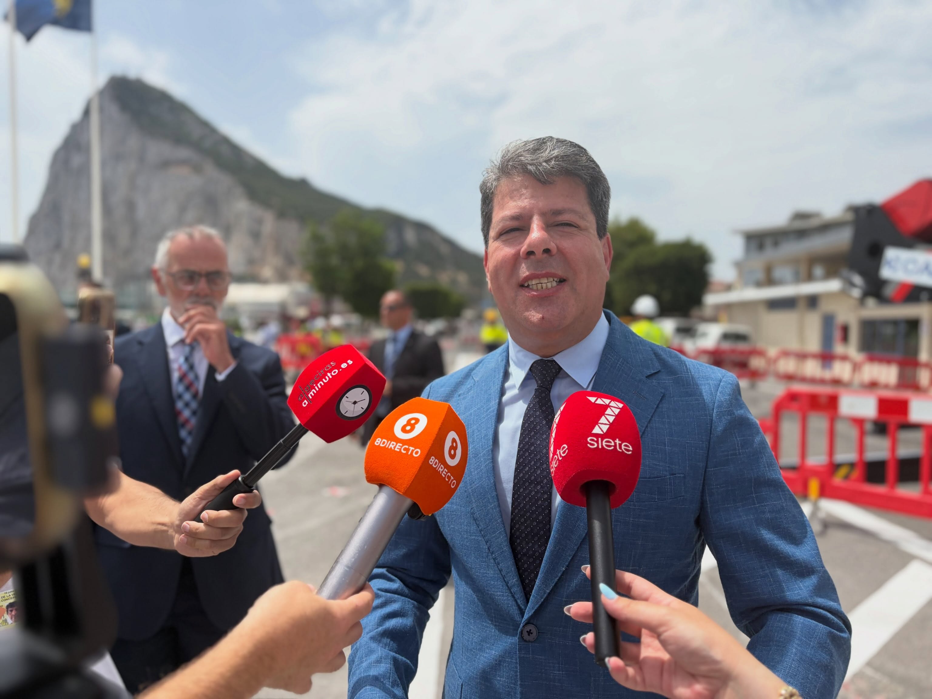 Picardo: "La valla deberían ponérsela encima a Franco, que le gustaba mucho y para que no se levante" Picardo: "La valla deberían ponérsela encima a Franco, que le gustaba mucho y para que no se levante"
