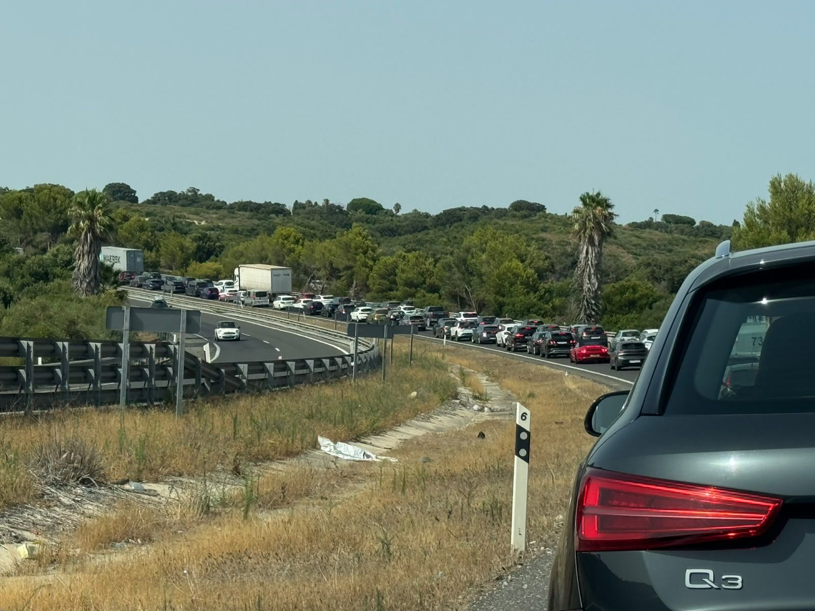 Imagen de las retenciones en la A-7 por la colisión de dos camiones. 8Directo. Imagen de las retenciones en la A-7 por la colisión de dos camiones. 8Directo.
