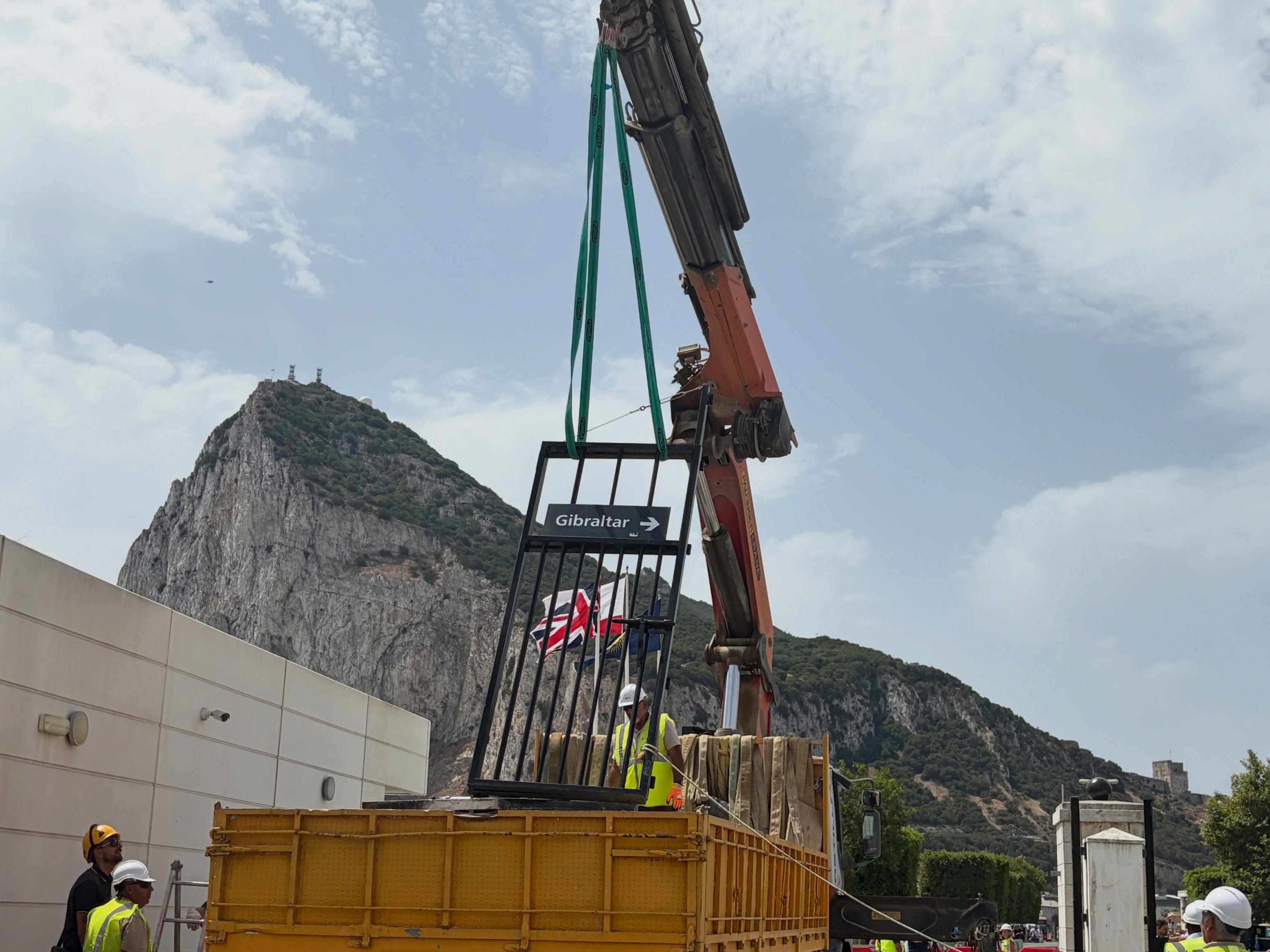 Imagen de la retirada de la verja de Gibraltar. S. F./8Directo. Un partido de Melilla propone un futuro de cooperación para la frontera con Marruecos inspirado en Gibraltar Imagen de la retirada de la verja de Gibraltar. S. F./8Directo. Un partido de Melilla propone un futuro de cooperación para la frontera con Marruecos inspirado en Gibraltar