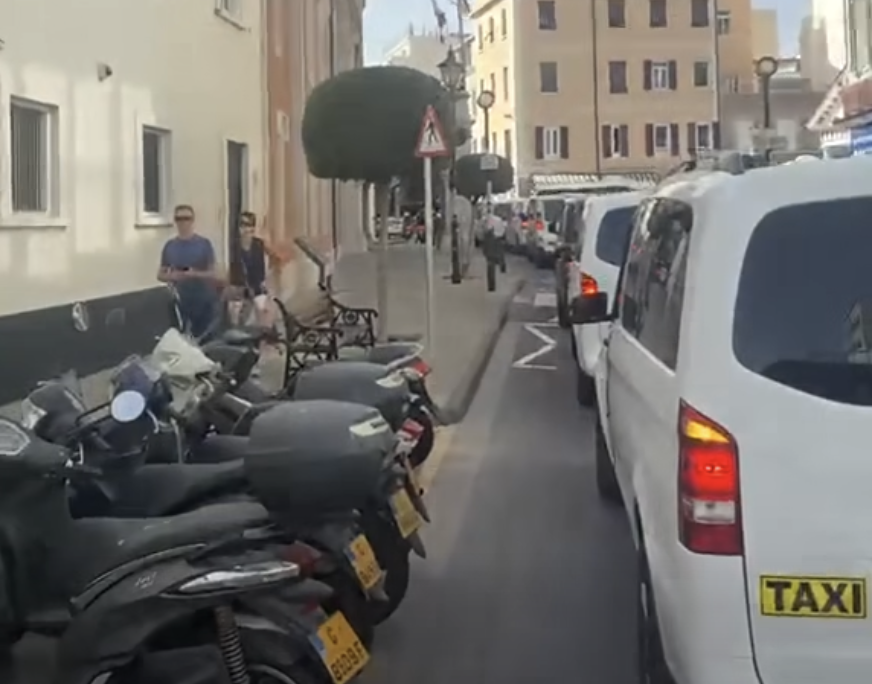 Gibraltar avisa de que los taxis españoles seguirán sin poder operar en el Peñón tras el fin de la Verja