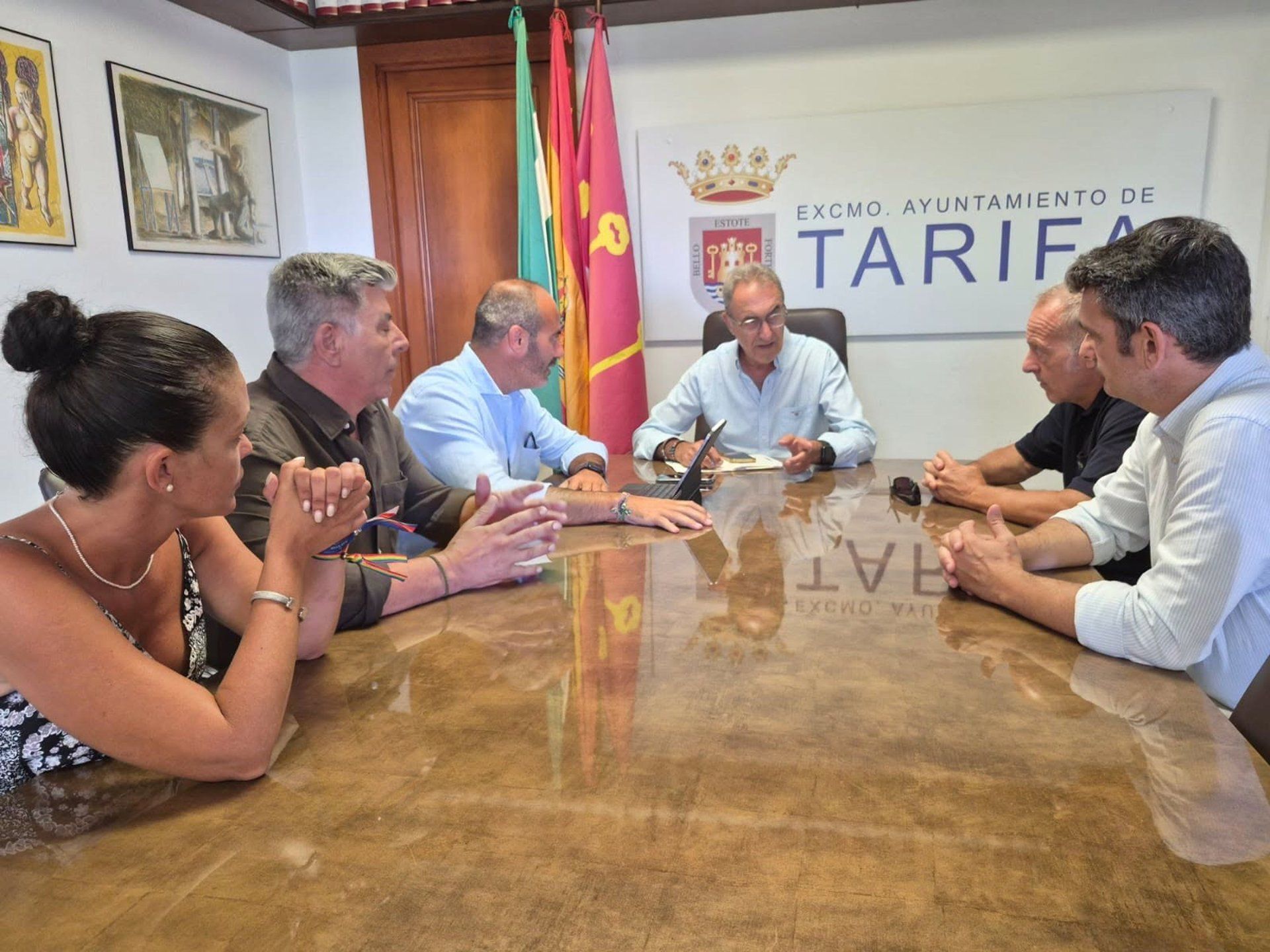 El responsable de Asistencia a Municipios de la Diputación, Antonio Aragón, con el alcalde de Tarifa repasando actuaciones en el municipio. - DIPUTACIÓN DE CÁDIZ