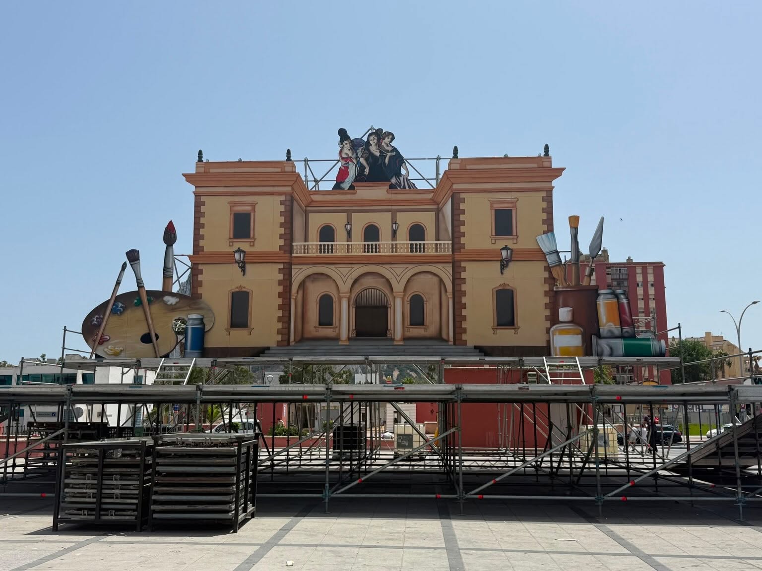 Imagen de 8Directo. El escenario inspirado en el Museo Cruz Herrera abre este viernes la Velada y Fiestas de La Línea. 