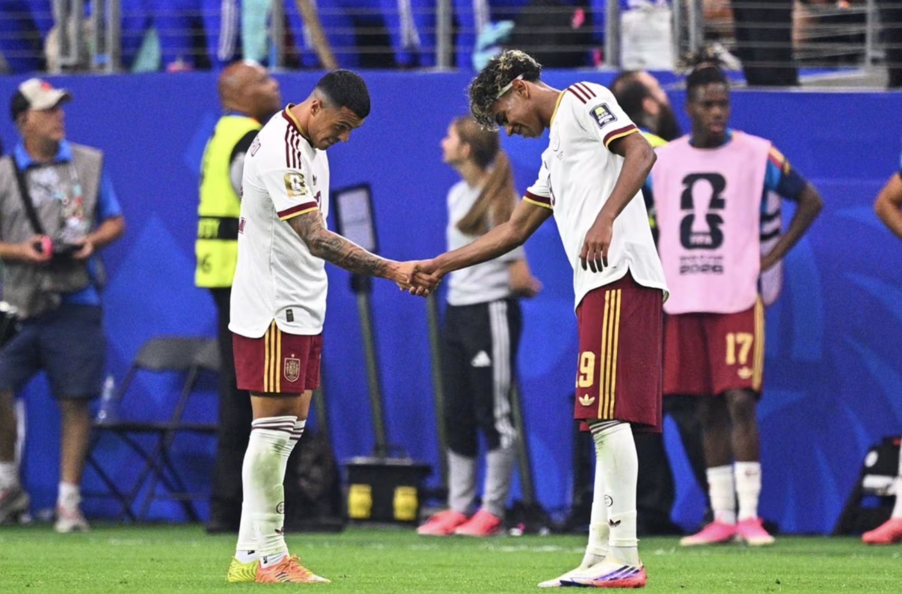 Pedro Porro y Lamine Yamal se saludan tras el gol del primero en el España-Francia del Mundial 2026 - Tom Weller/dpa Pedro Porro y Lamine Yamal se saludan tras el gol del primero en el España-Francia del Mundial 2026 - Tom Weller/dpa