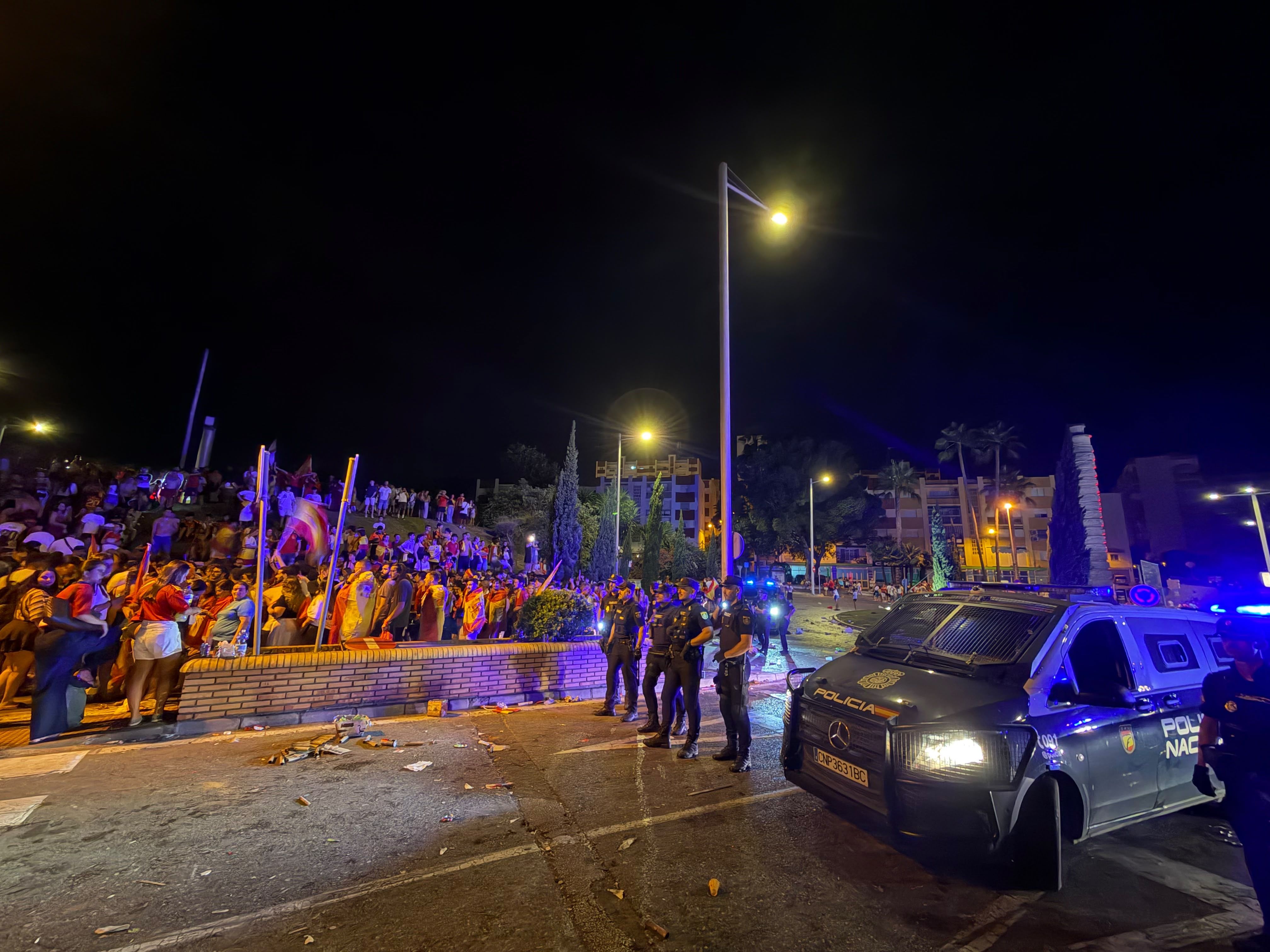 Imagen de la Policía Nacional desalojando la Fuente del Milenio. S. F./8Directo. Desalojan el entorno de la Fuente del Milenio durante la celebración del Mundial