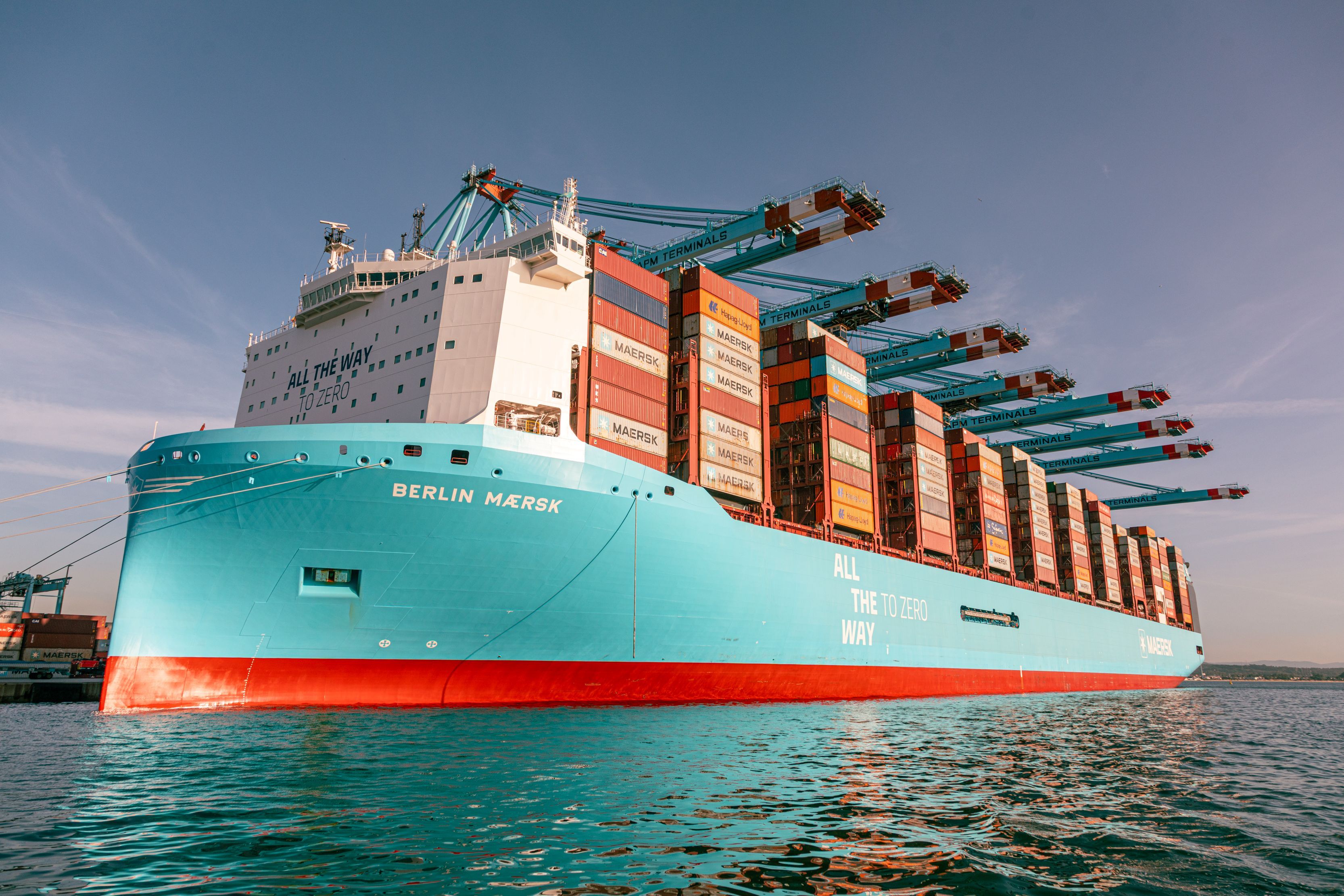 Berlin Maersk en APM Terminals Algeciras. Titular: Las frutas impulsa el tráfico contenedores en el Puerto de Algeciras en el primer semestre