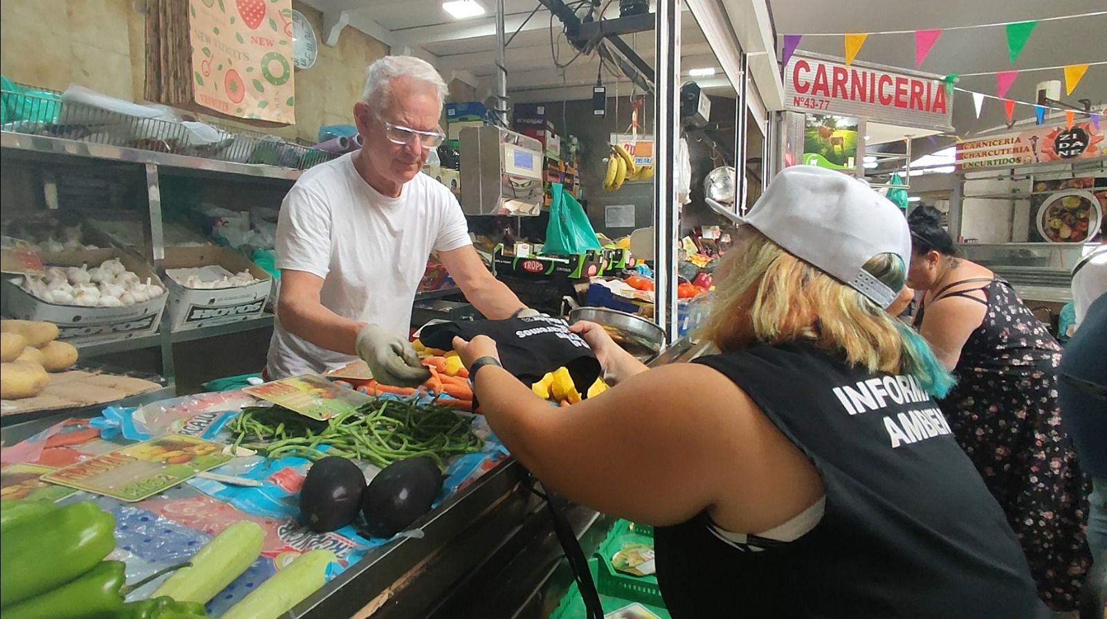 La campaña del contenedor marrón ya ha informado a más de 400 vecinos y visitado 130 comercios en Algeciras La campaña del contenedor marrón ya ha informado a más de 400 vecinos y visitado 130 comercios en Algeciras