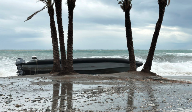 Una de las narcolanchas varadas en Almuñécar por el temporal de finales de enero. - AYUNTAMIENTO DE ALMUÑÉCAR - Archivo Tres detenidos en Algeciras por abastecer a narcolanchas durante el temporal de febrero en Almuñécar