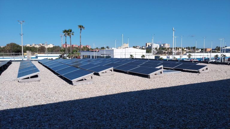 La Línea avanza en la instalación de placas solares en edificios municipales para reducir el consumo energético