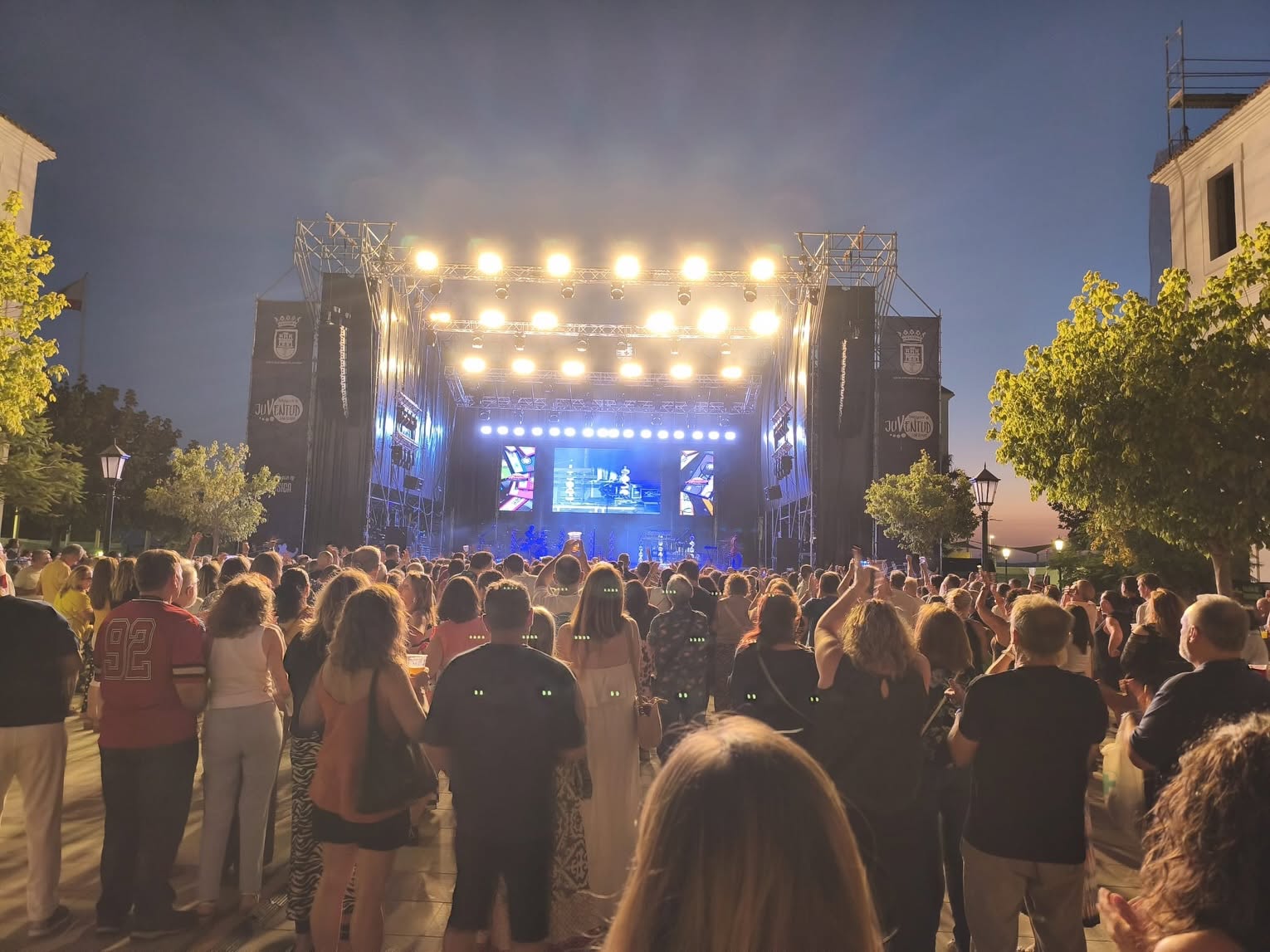 El Al Freskito Festival llena de música y nostalgia la Plaza de las Constituciones de San Roque. Imagen: A.C./8Directo