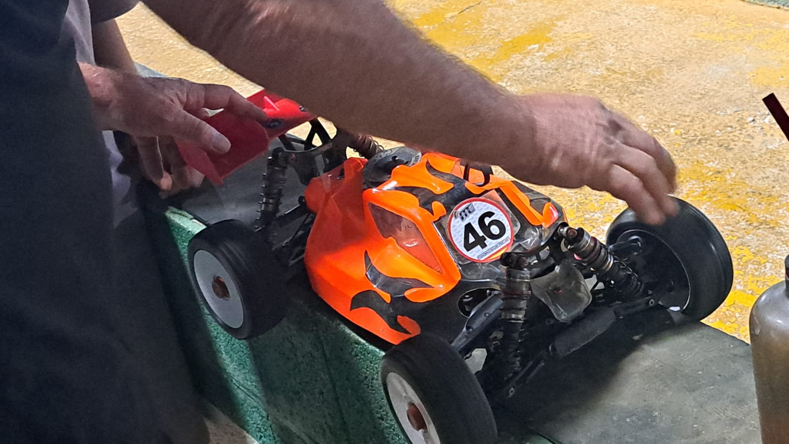 Una treintena de pilotos compiten en la tercera prueba nocturna del Campeonato Comarcal Modelestrecho en San Roque