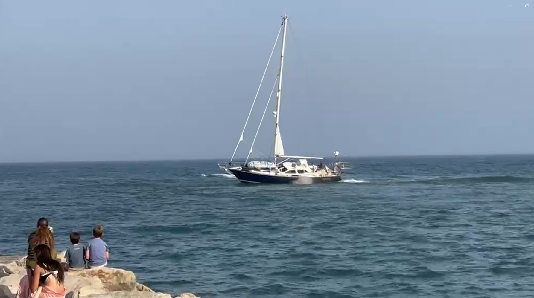 Un velero queda encallado tras chocar contra un espigón en Sotogrande