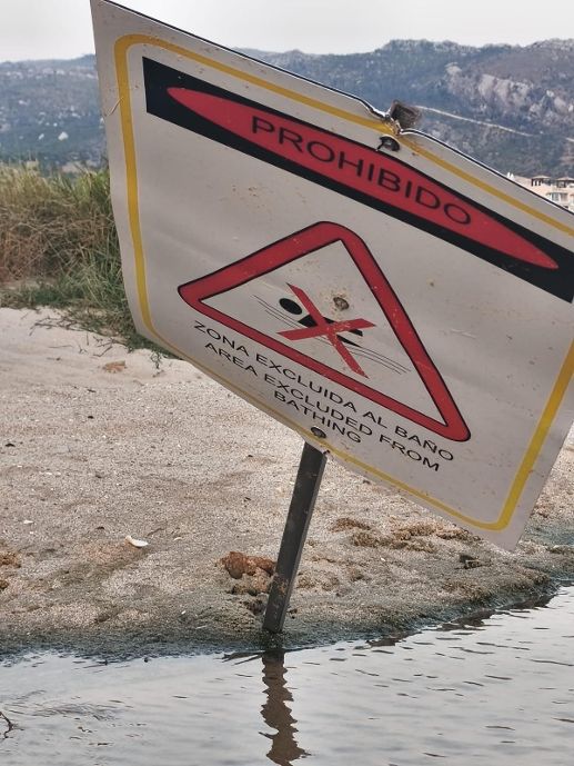Verdes de Europa alerta de que sigue vigente una prohibición de baño de 2024 en Atlanterra