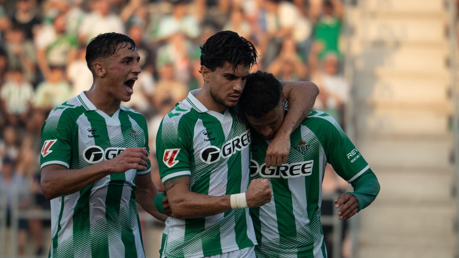 El Betis golea 4-0 al Lyon y conquista el Trofeo Ciudad de La Línea. Foto: Samuel Maza.